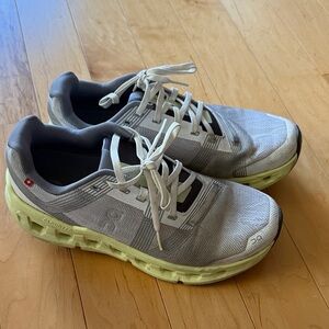 On cloud sneakers size 9